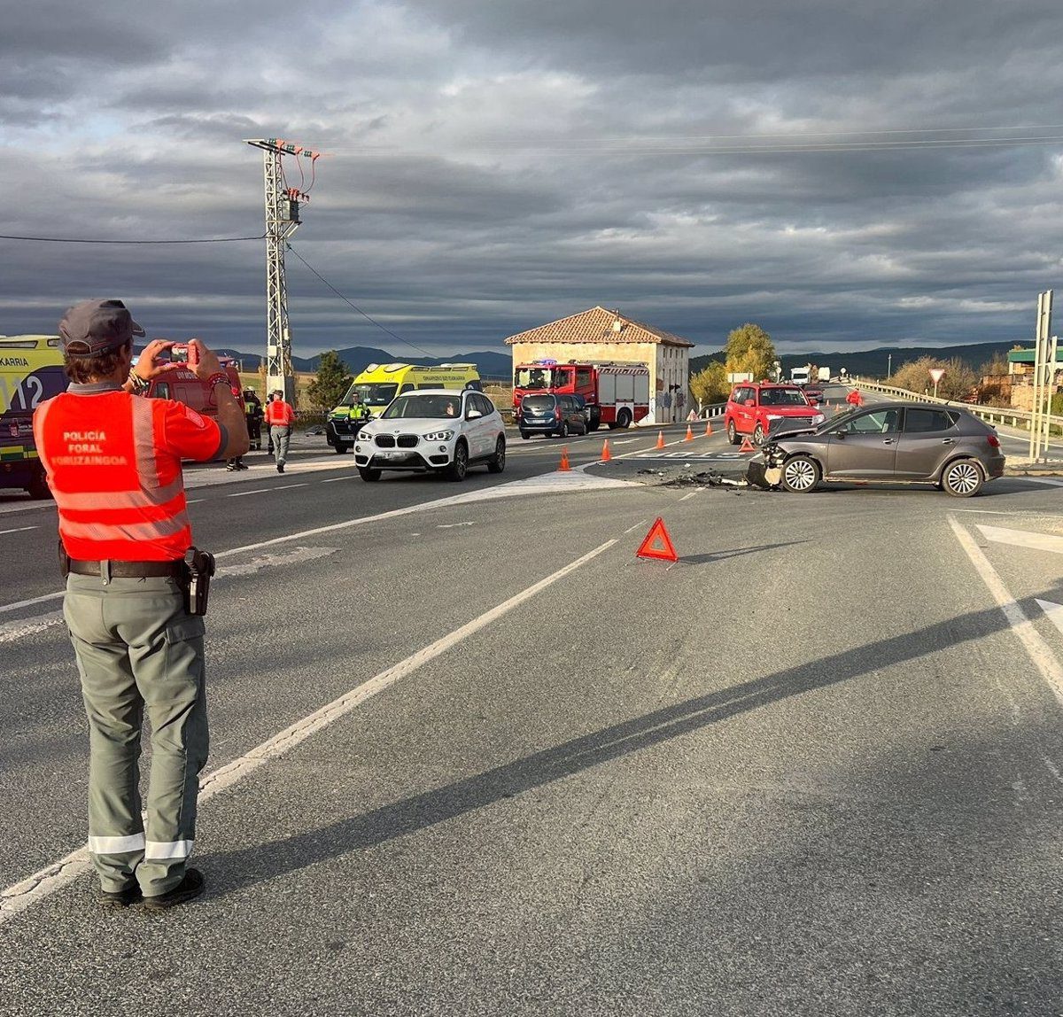 Tres heridos leves al colisionar una furgoneta y un turismo en Tiebas-Muruarte de Reta