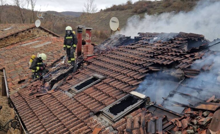 Un incendio destruye una vivienda en Valdeprado del Río