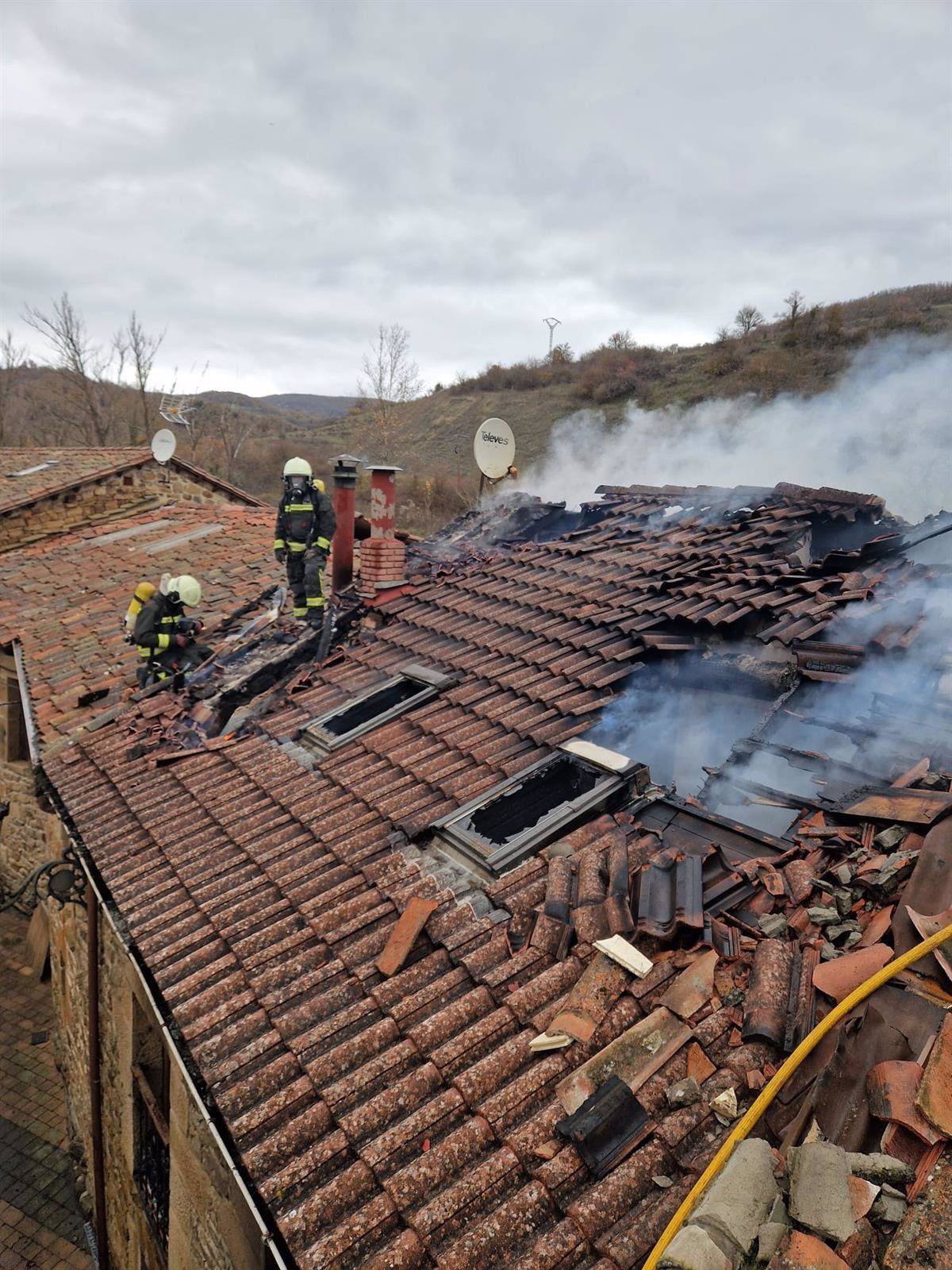 Un incendio destruye una vivienda en Valdeprado del Río