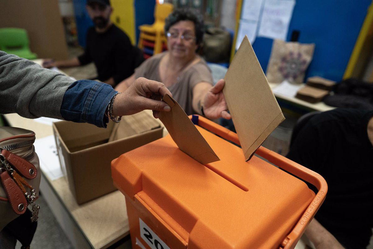 La participación en las presidenciales de Uruguay llega al 44% a mediodía mientras votan candidatos y líderes políticos