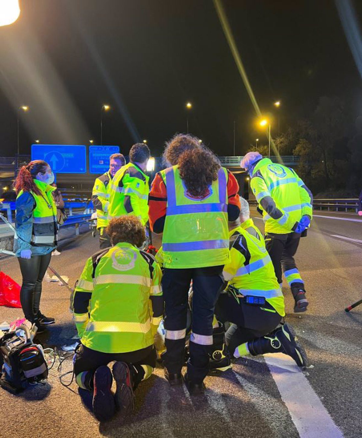 Herido grave un conductor de VTC tras colisionar contra otro vehículo e impactar con un árbol en Embajadores