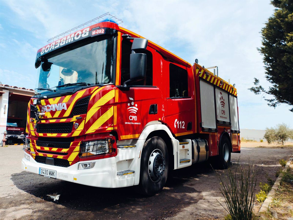 Una mujer es atendida en estado grave por inhalar humos en el incendio de un coche en Zalamea de la Serena