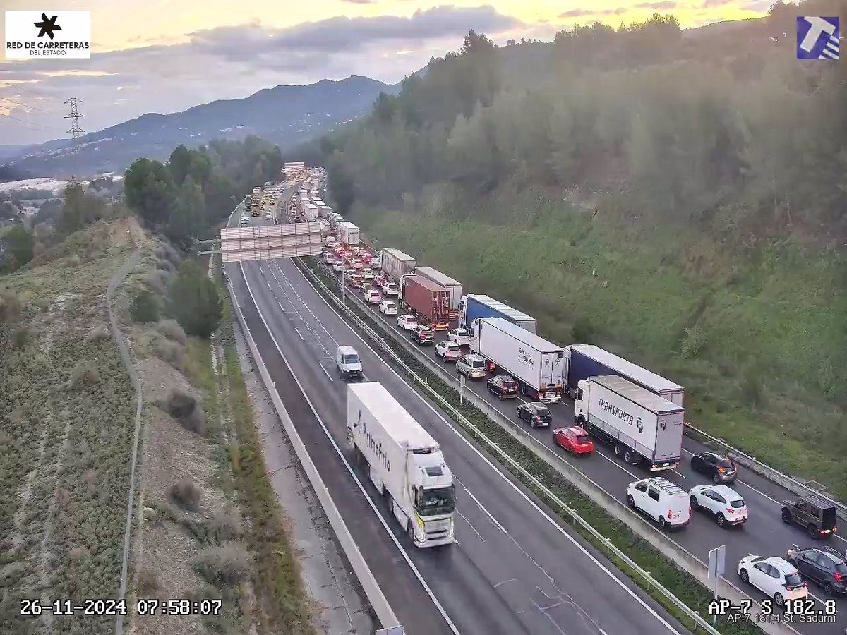 Colas de 12,5 kilómetros en la AP-7 por un accidente en Gelida (Barcelona)