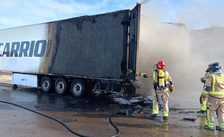 Arde un camión frigorífico en la AP-7 a su paso por Mazarrón (Murcia)