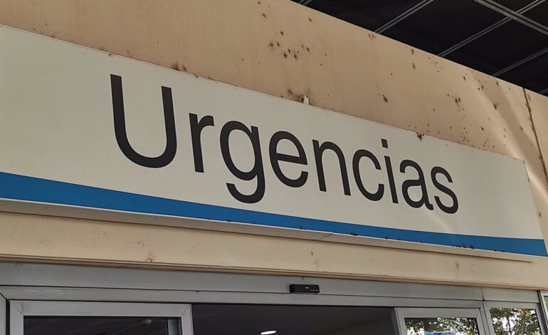 Trasladan al San Pedro a una persona por intoxicación de humo tras el incendio en una cocina de la calle El Coso