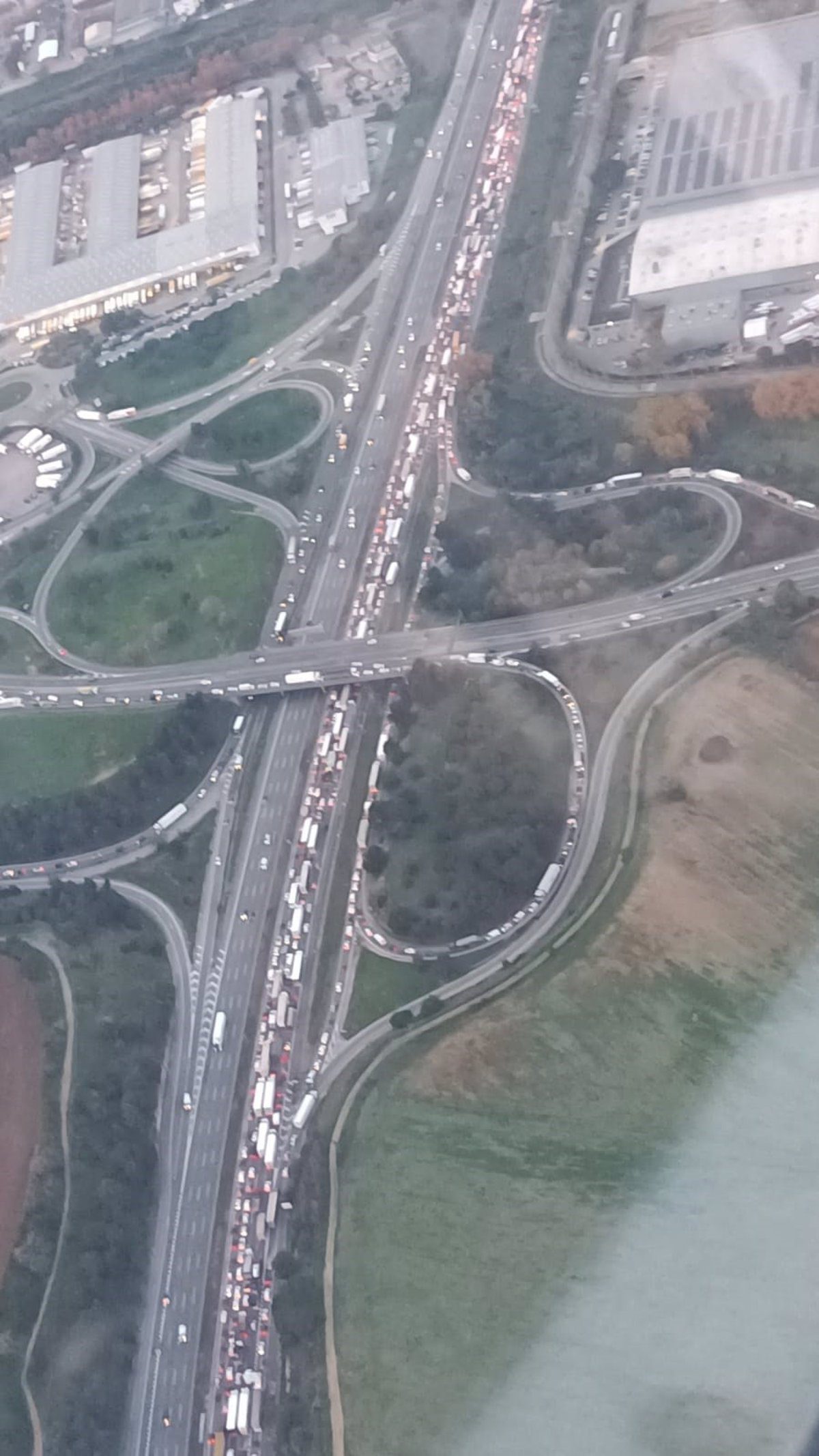 Colas de 16,5 kilómetros en la AP-7 entre Barberà y Castellbisbal (Barcelona) por un accidente