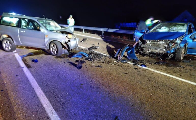 Dos heridos graves tras la colisión frontal de dos turismos en Villanueva de la Peña (Palencia)