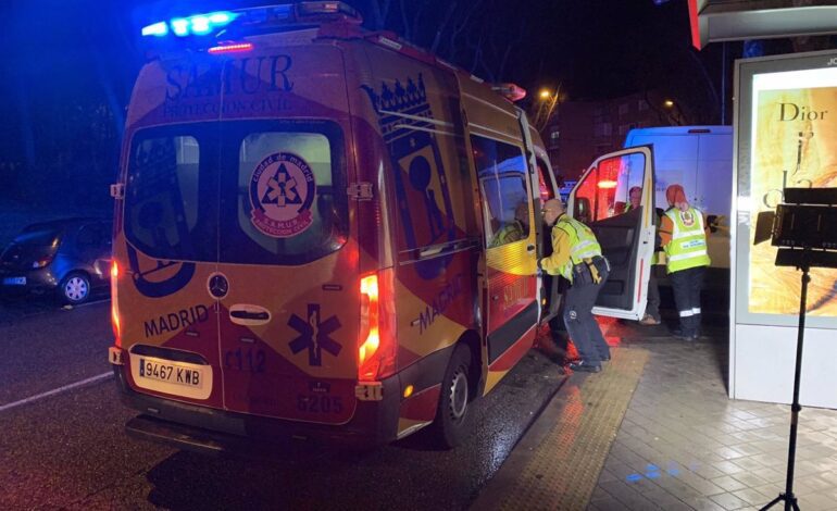 Herido grave un motorista de 58 años tras chocar con un coche e impactar contra una marquesina en Fuencarral