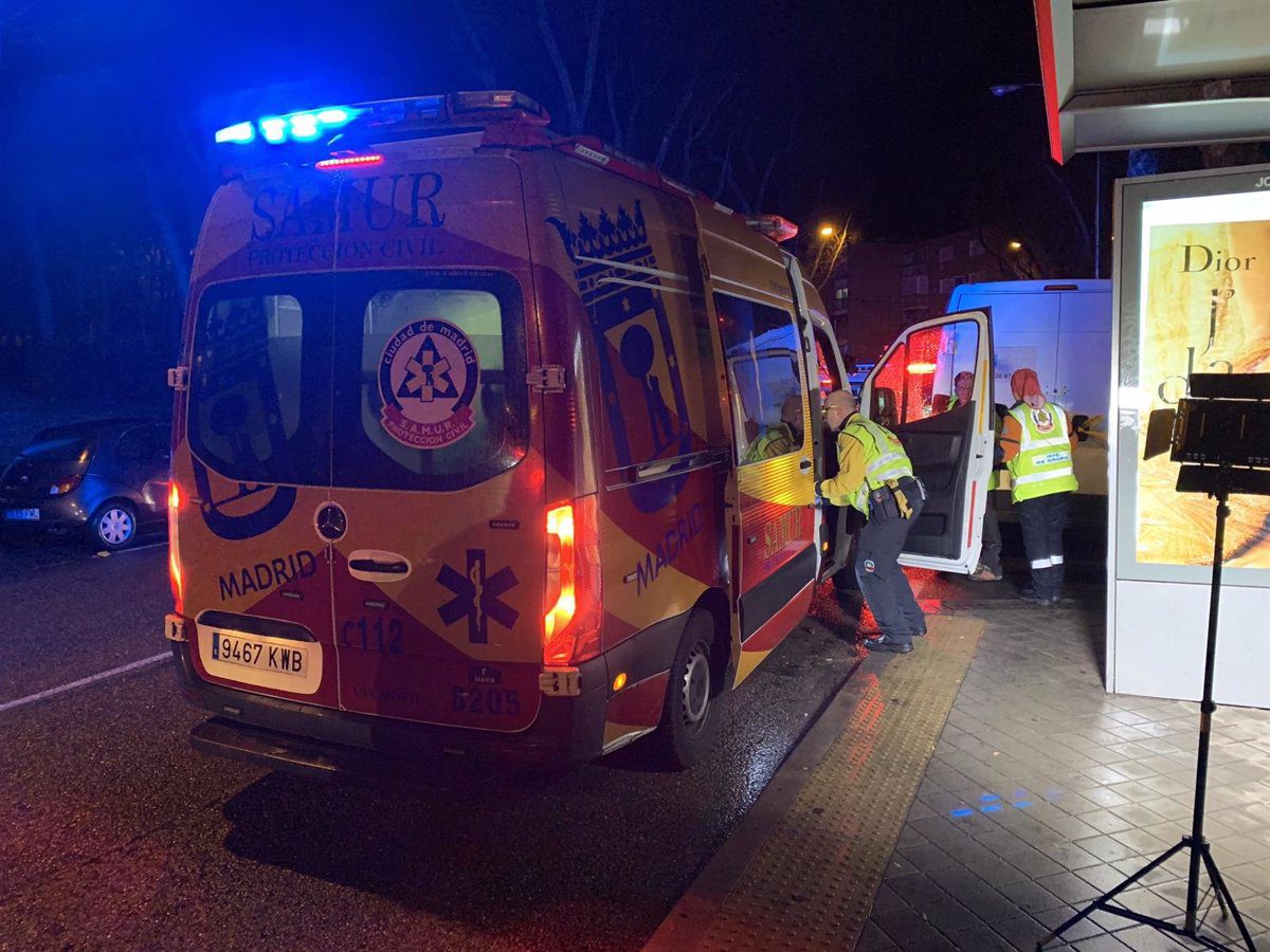 Herido grave un motorista de 58 años tras chocar con un coche e impactar contra una marquesina en Fuencarral