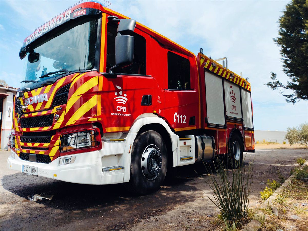 Varias dotaciones de bomberos acuden al punto limpio de Don Benito para sofocar un incendio