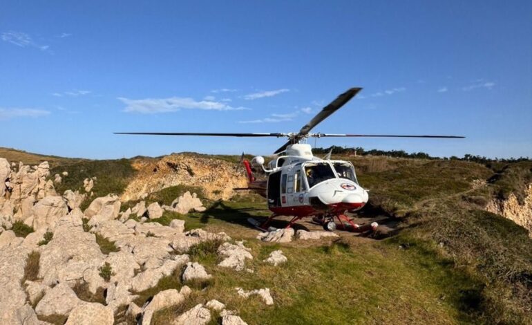 Movilizado el helicóptero y otros tres servicios de emergencias tras volcar un kayak en la playa de Cuchía