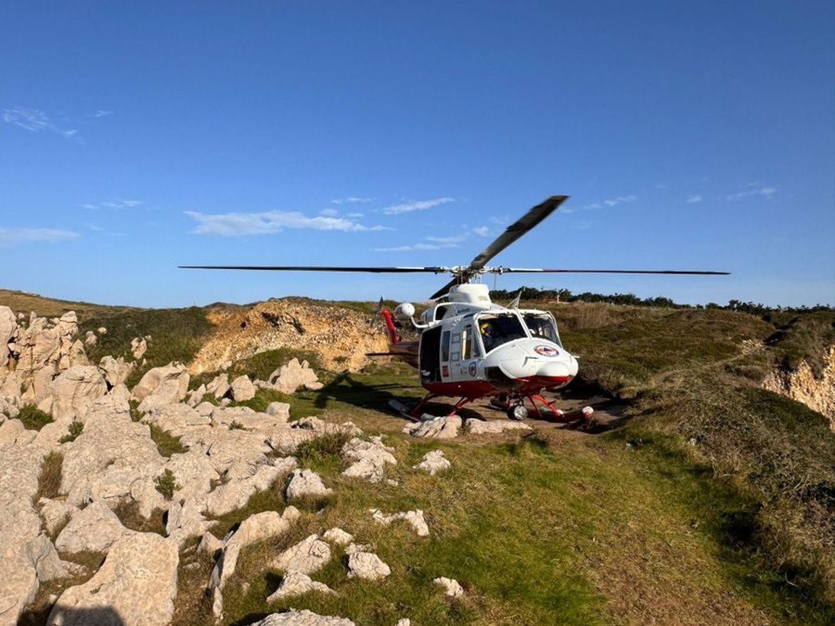 Movilizado el helicóptero y otros tres servicios de emergencias tras volcar un kayak en la playa de Cuchía