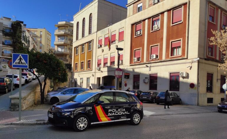 Buscan a cuatro encapuchados que han robado mediante ‘alunizaje’ en una tienda de móviles y ordenadores de Jaén