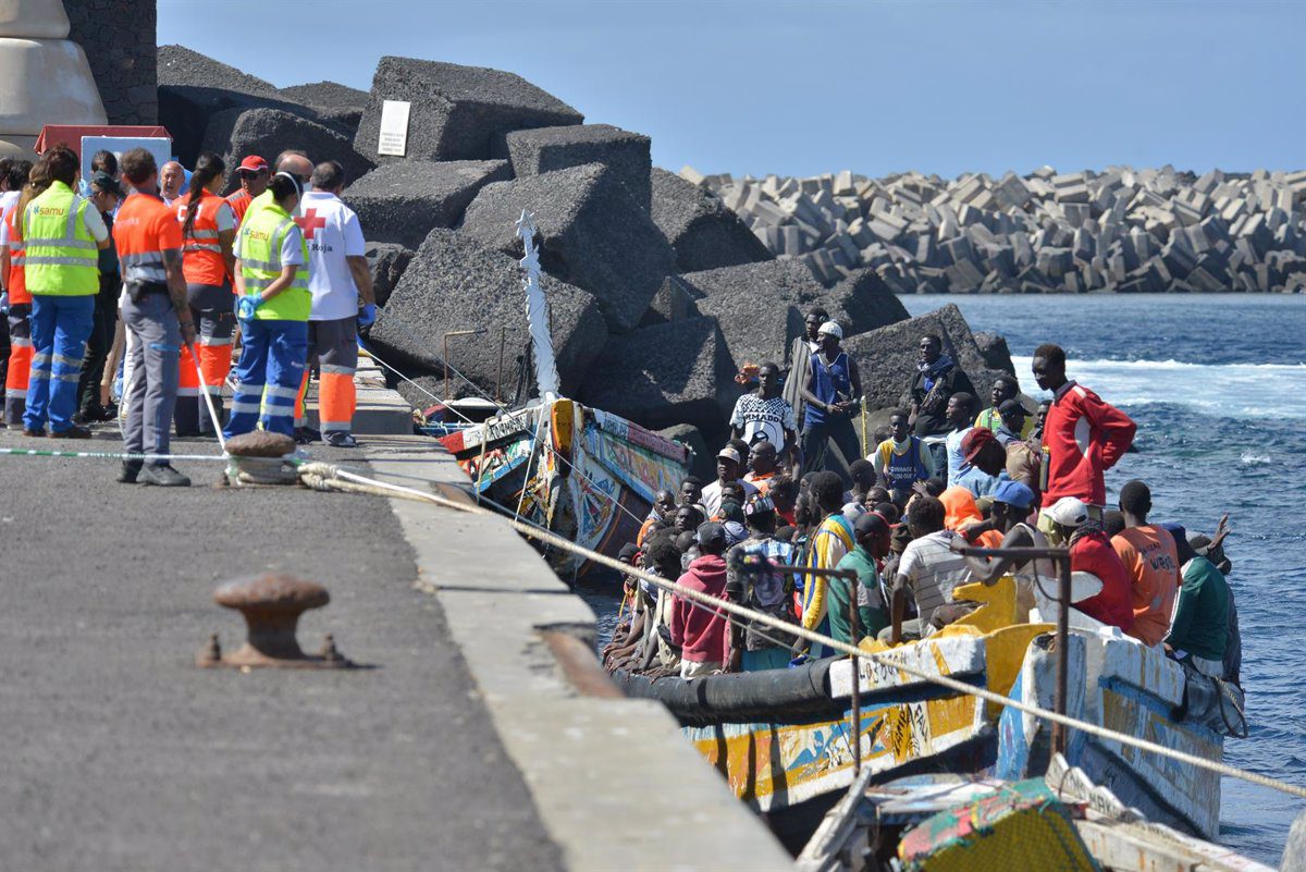 Interceptan un cayuco en aguas de El Hierro con 73 migrantes