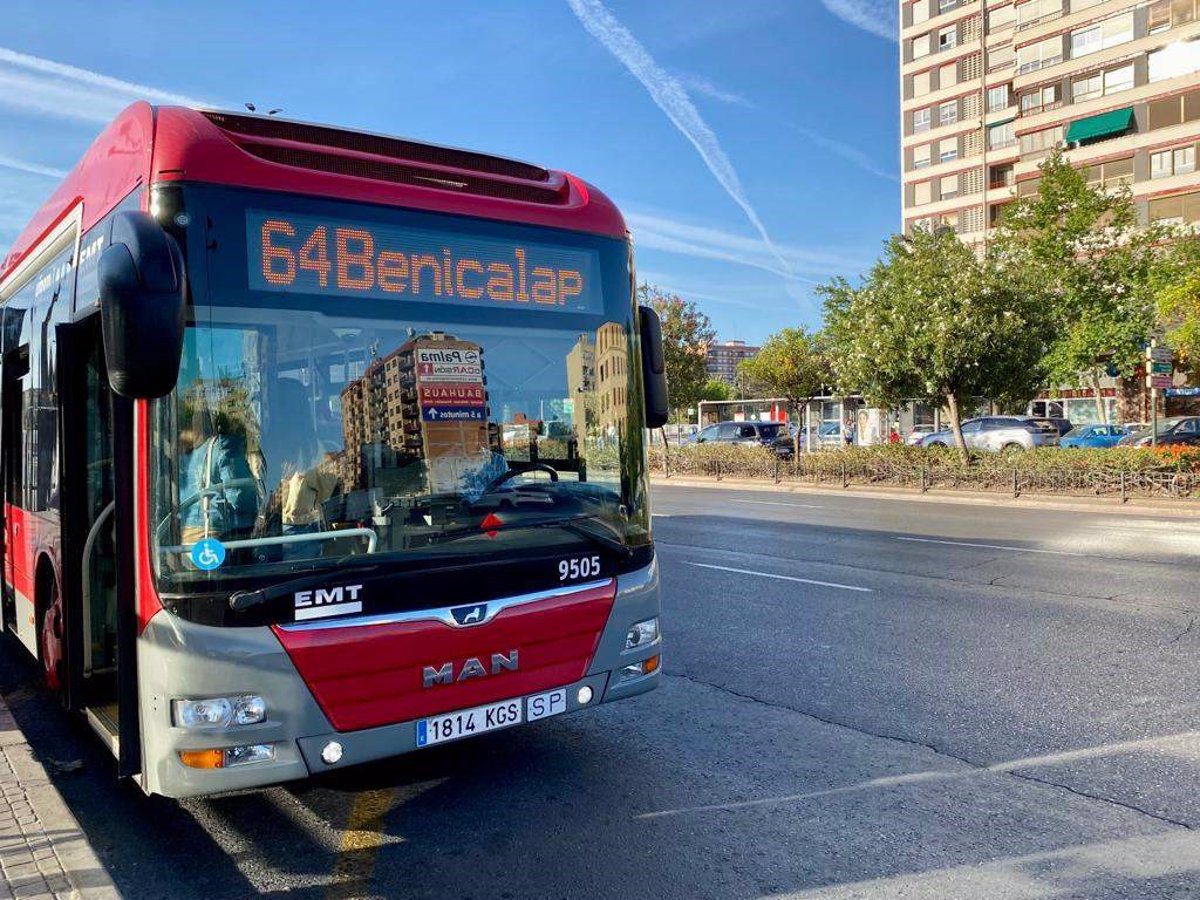 Un hombre agrede física y verbalmente a una conductora de la EMT de València por no abrir la puerta del autobús