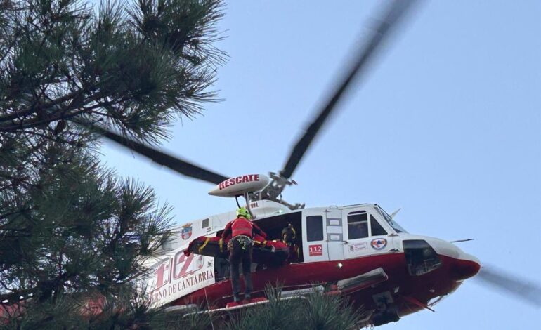 El helicóptero rescata a una mujer de 67 años con luxación de hombro tras caer por un talud en Somo