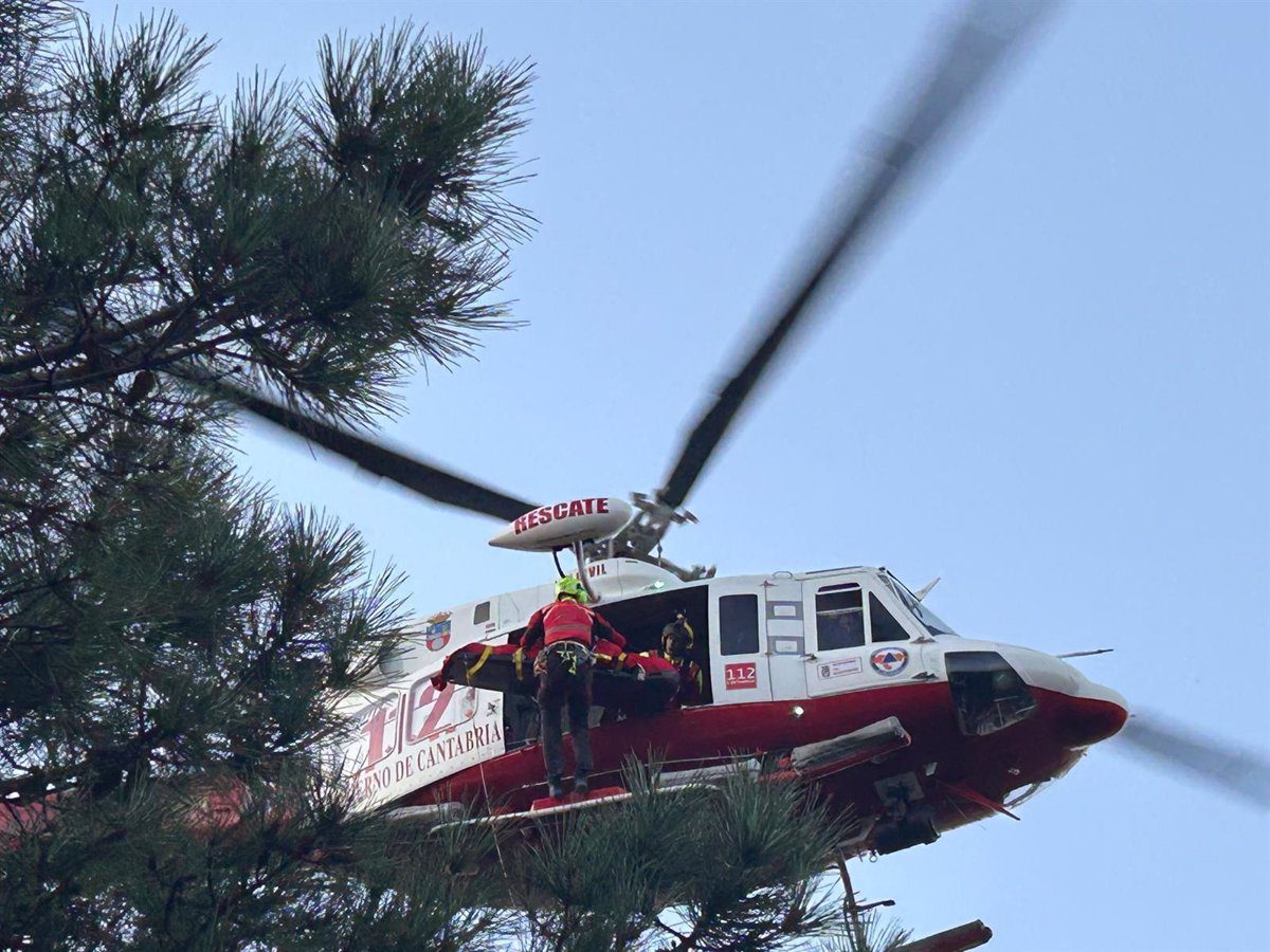 El helicóptero rescata a una mujer de 67 años con luxación de hombro tras caer por un talud en Somo