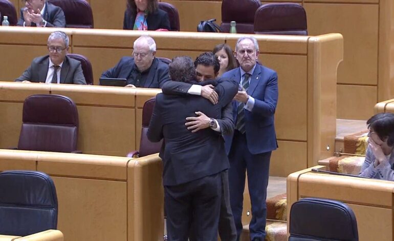 Emotivo abrazo entre dos senadores valencianos, del PSOE y del PP, con motivo de la DANA