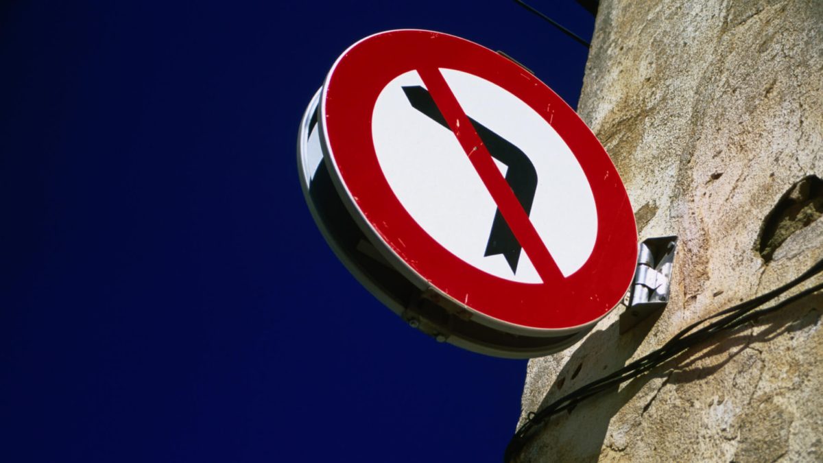 ¿En una vía con línea continua se puede girar a la izquierda si hay una calle o una salida?