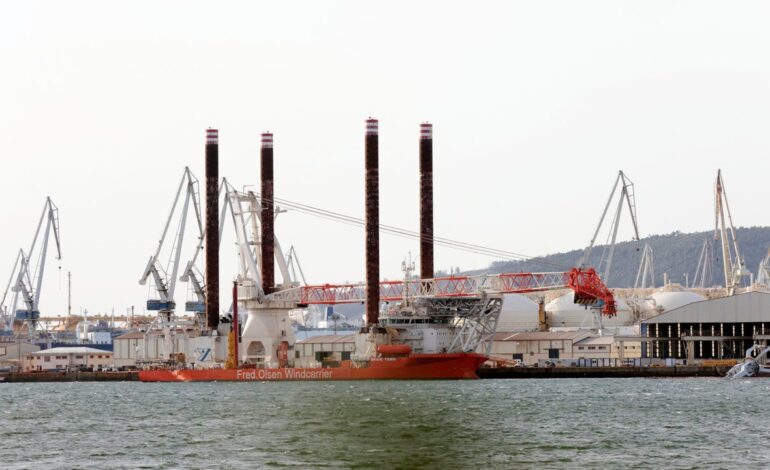 Una grúa ‘cigüeña’ cae al mar después de un accidente en Navantia Ferrol