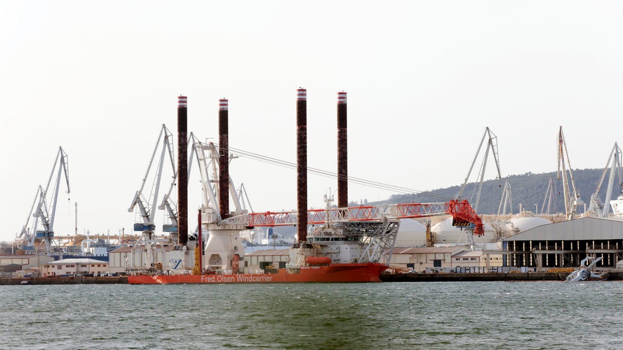 Una grúa ‘cigüeña’ cae al mar después de un accidente en Navantia Ferrol