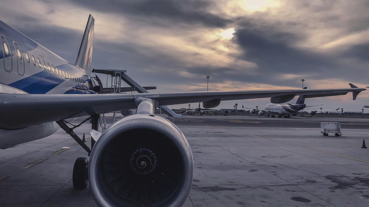 Un hombre que viajaba en avión publica una aterradora imagen durante el vuelo y se vuelve viral