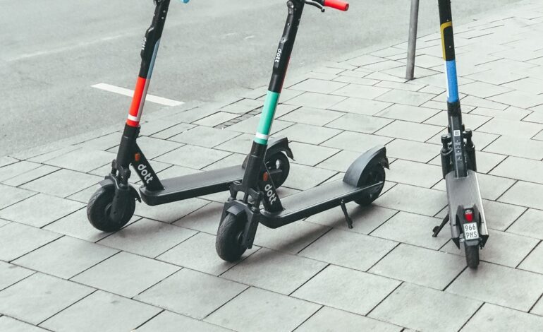 Un hombre en patines se agarra a un coche en marcha en una carretera en Tenerife