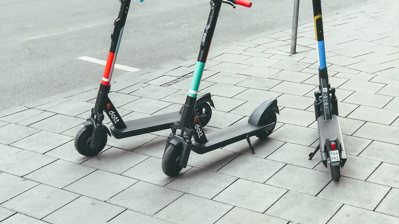 Un hombre en patines se agarra a un coche en marcha en una carretera en Tenerife