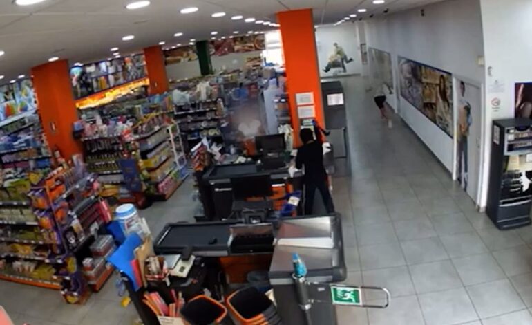 Dos trabajadoras se enfrentan a un hombre armado con una hoz en un supermercado de Tenerife