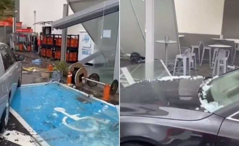 Un tornado arrasa una gasolinera en Mijas, Málaga