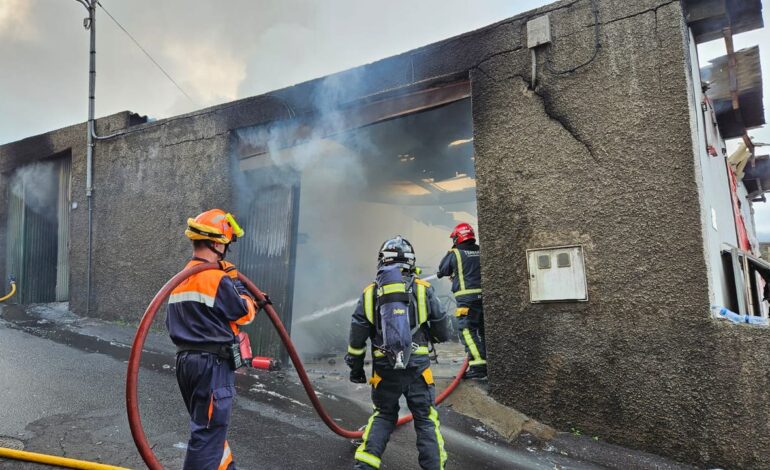 Tres viviendas desalojadas en el aparatoso incendio de una ferretería en La Orotava