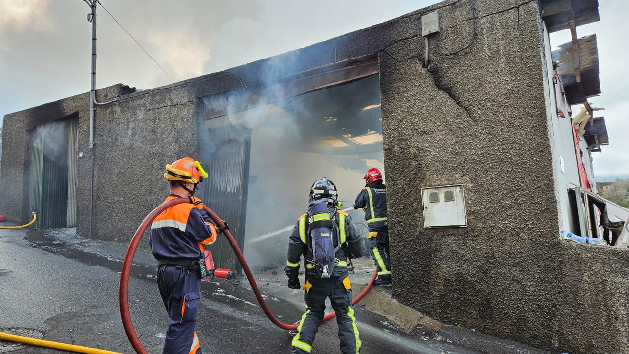 Tres viviendas desalojadas en el aparatoso incendio de una ferretería en La Orotava