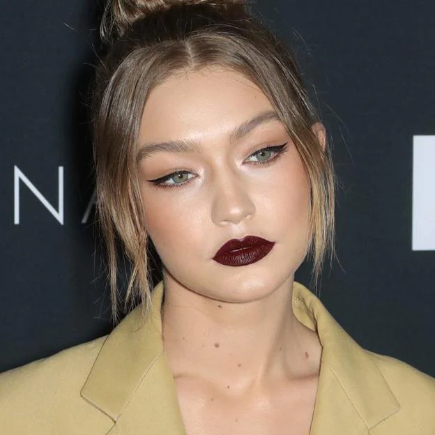 Gigi Hadid con labios oscuros sobre piel clara