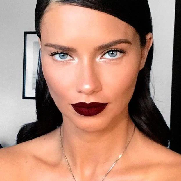 Adriana Lima con labios oscuros y maquillaje minimalista