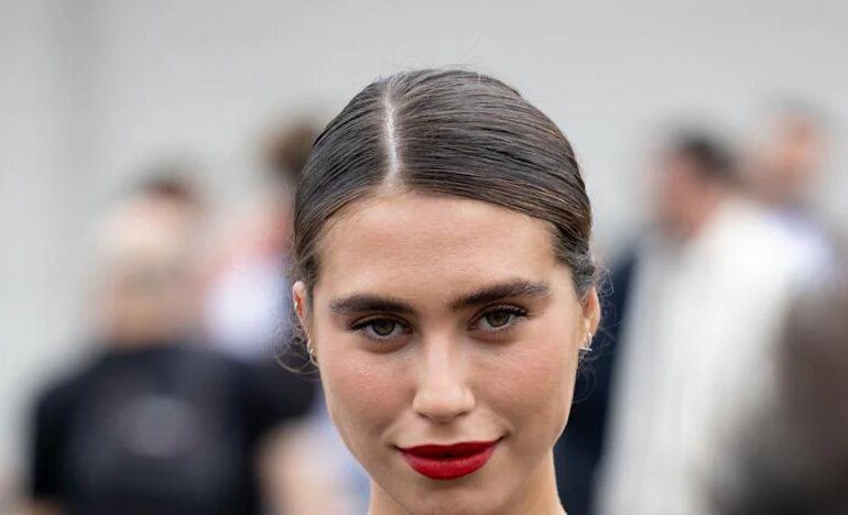 Labios rojos y cero rímel: así es la tendencia de maquillaje que aprobarían las francesas