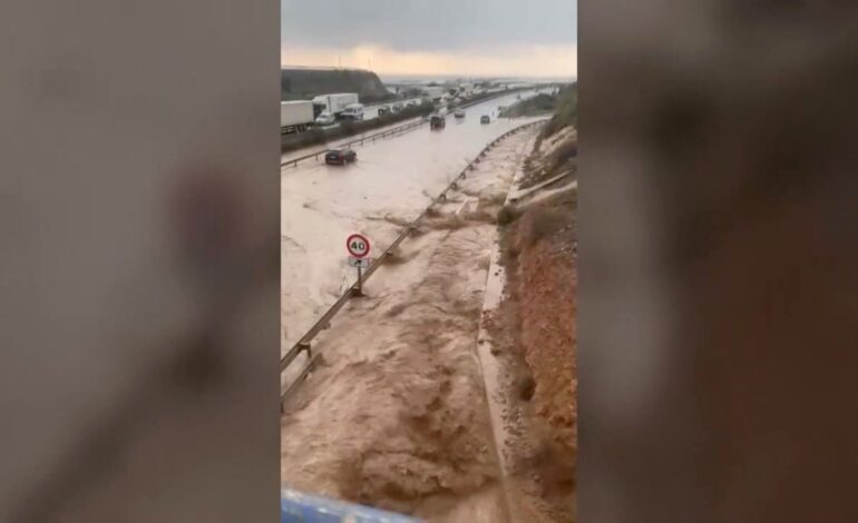 Las lluvias anegan carreteras en Almería y provocan el desbordamiento en algunos puntos de la ciudad: «Esto es bestial»