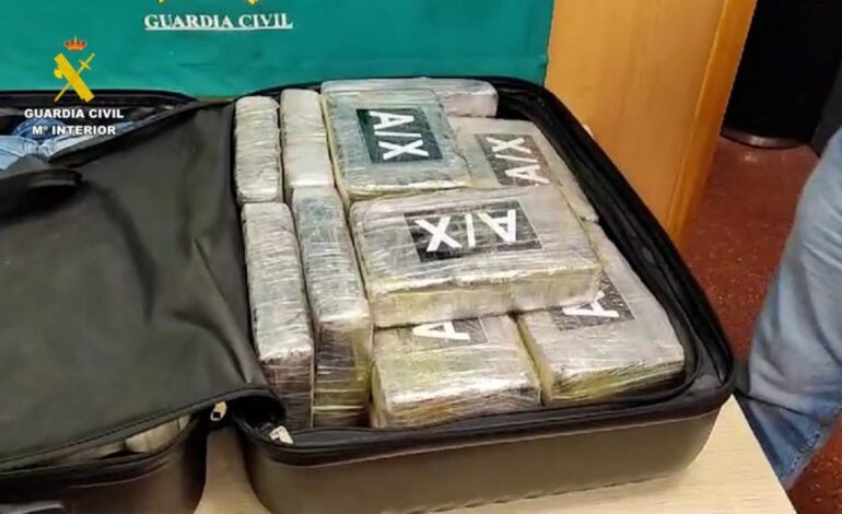 La Guardia Civil detiene a un hombre que viajaba con 17 kilos de cocaína