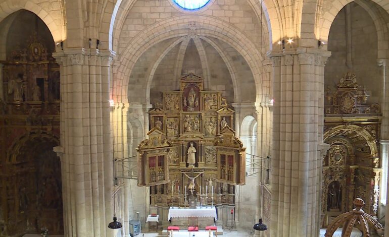 Un brazo articulado permite disfrutar de las pinturas del siglo XVI recuperadas en el Monasterio de Santo Estevo, en Orense