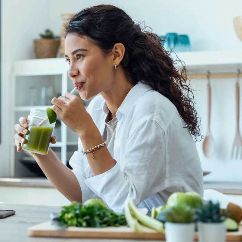 mujer a dieta bebiendo jugo