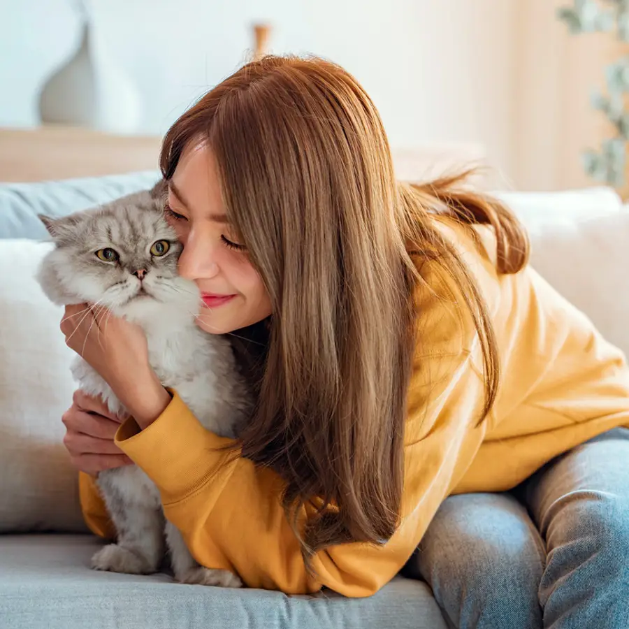 Mujer con gato