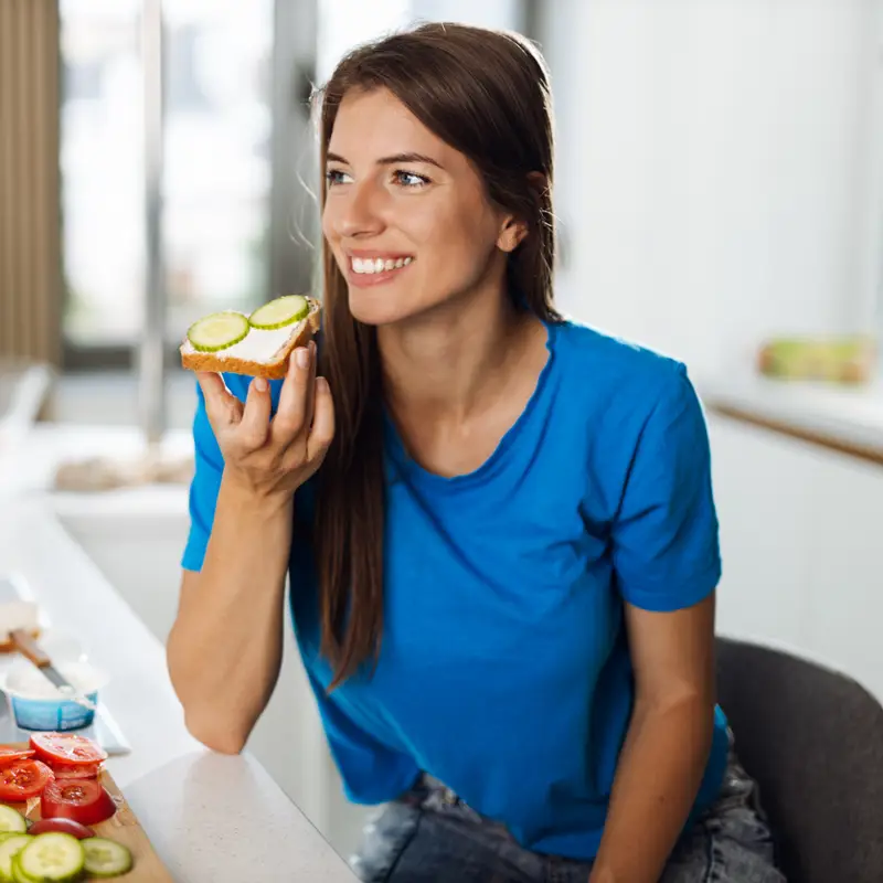 MUJER JOVEN COMIENDO