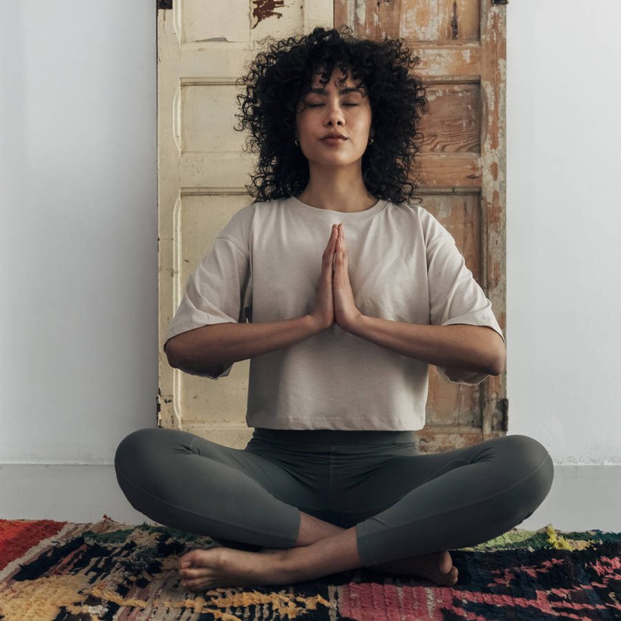 Mujer joven meditando