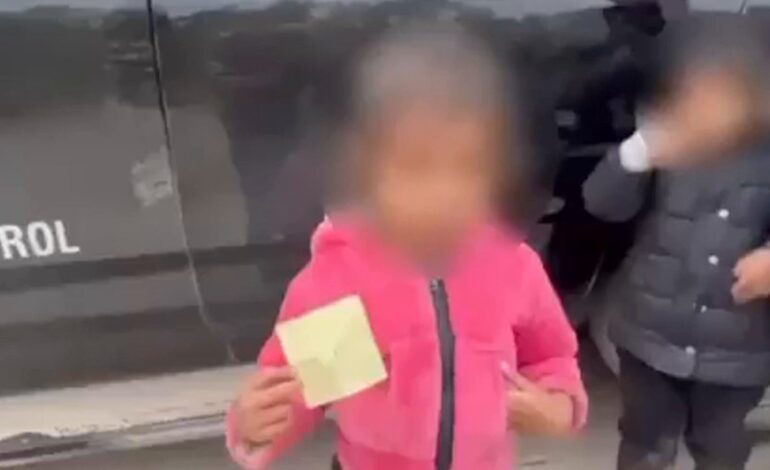 Las desgarradoras palabras de una niña de 2 años en la frontera entre Estados Unidos y México: «¿Vienes sola?»