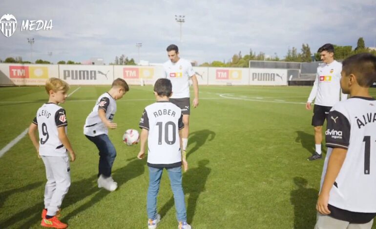 Los niños afectados por la DANA conocen a sus ídolos del Valencia