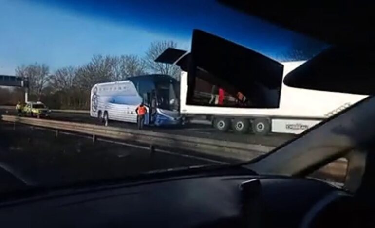 El nuevo autobús del Real Madrid sufre un accidente en la M40 volviendo de Liverpool