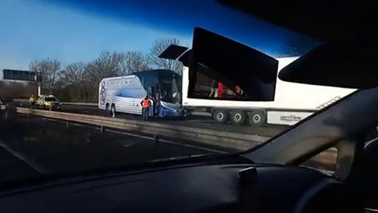 El nuevo autobús del Real Madrid sufre un accidente en la M40 volviendo de Liverpool