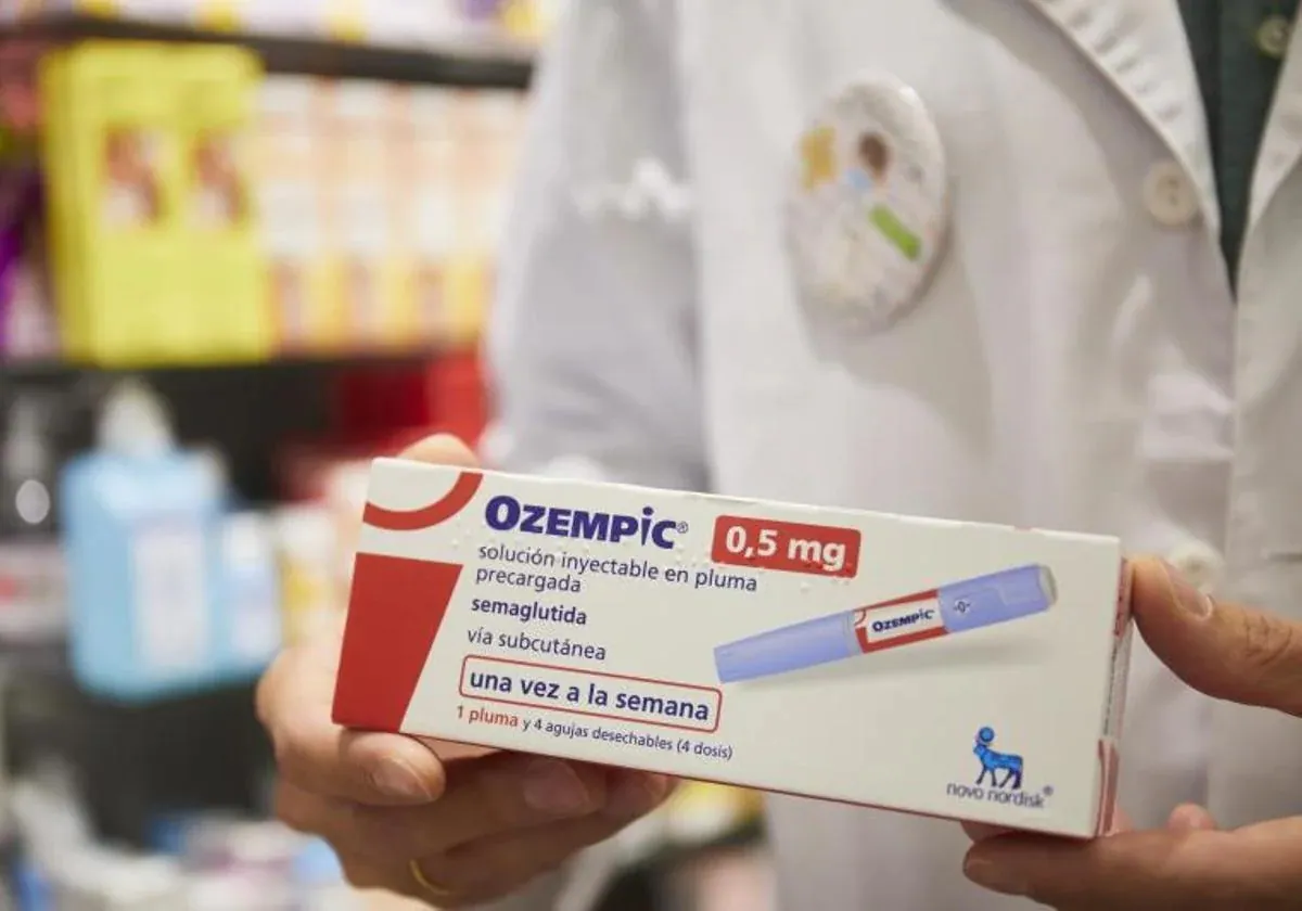 Un farmacéutico sostiene una caja de Ozempic.