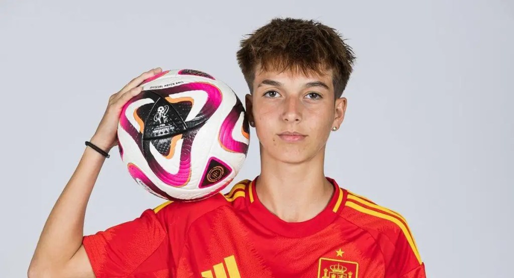 Pau Comendador con la camiseta de la selección española de relevos