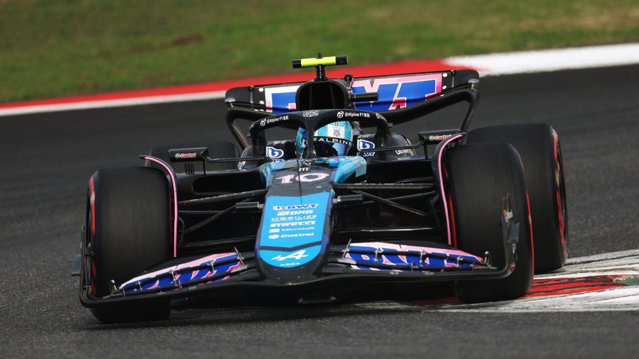 Alpine ficha por Mercedes