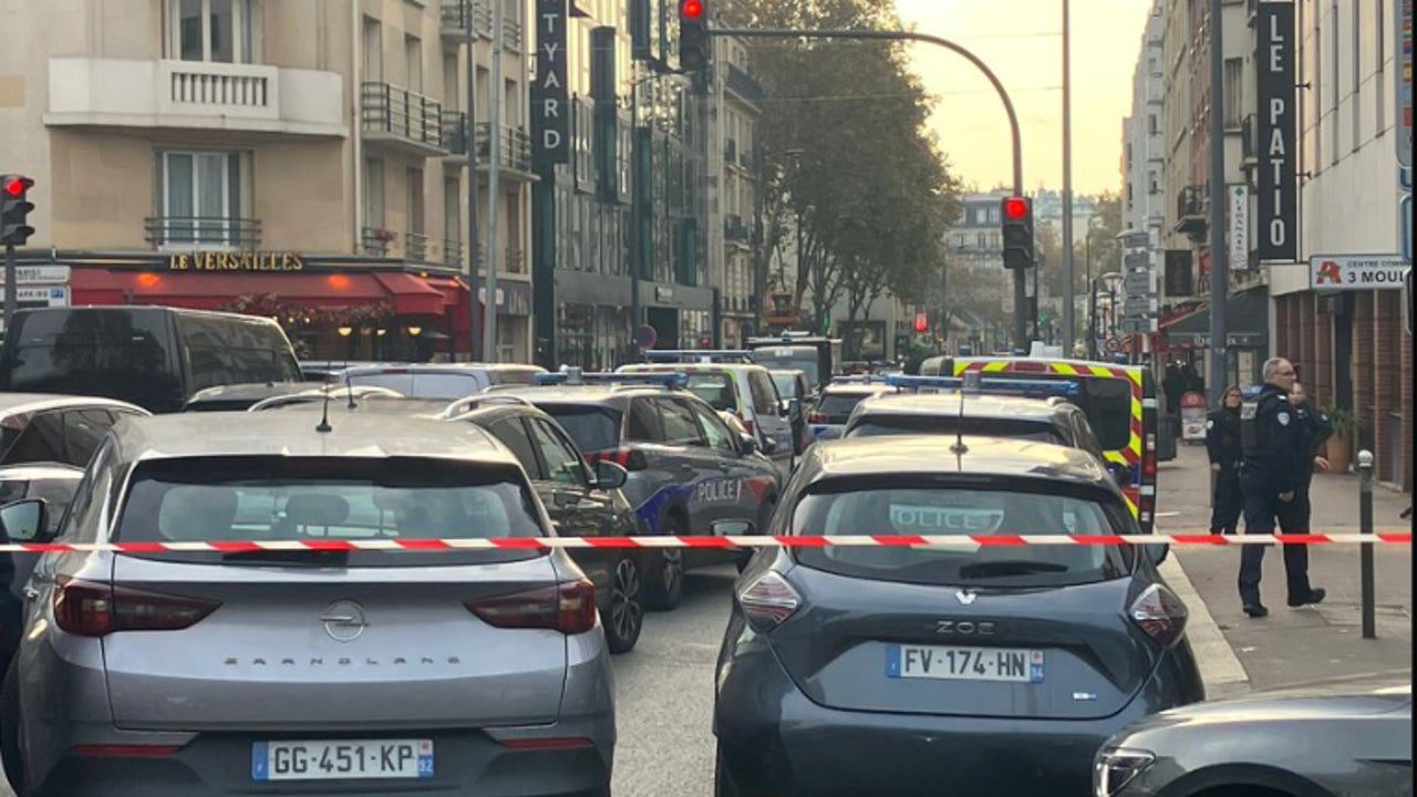 Un hombre que amenaza suicidarse mantiene rehenes en un restaurante cerca de París